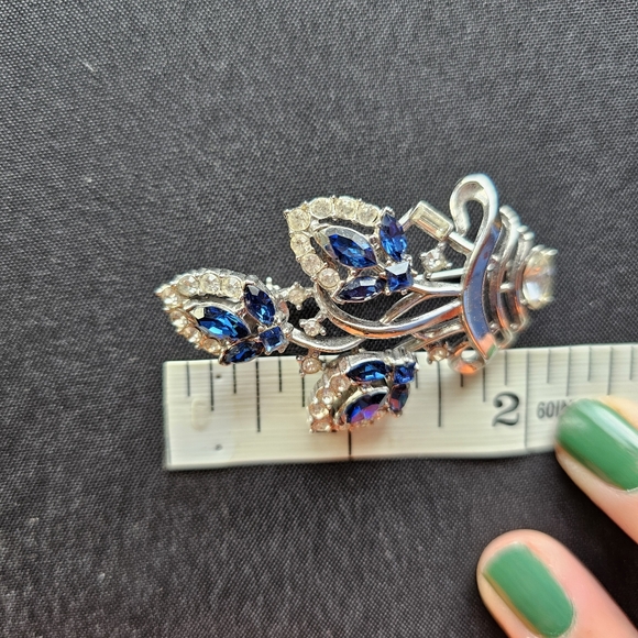 Vintage Crown Trifari Blue and Clear Rhinestone Basket Brooch - Picture 2 of 11